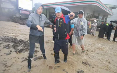 不畏凱米強颱風狂雨驟 許縣長信義水里投市勘災
