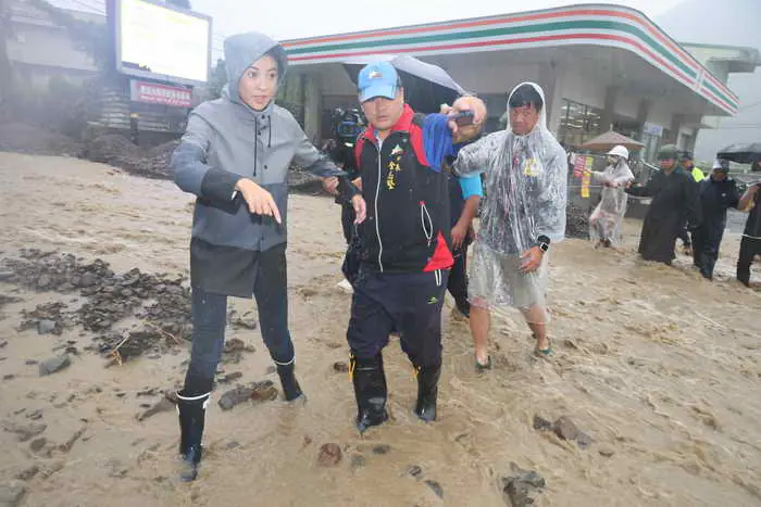 不畏凱米強颱風狂雨驟 許縣長信義水里投市勘災1