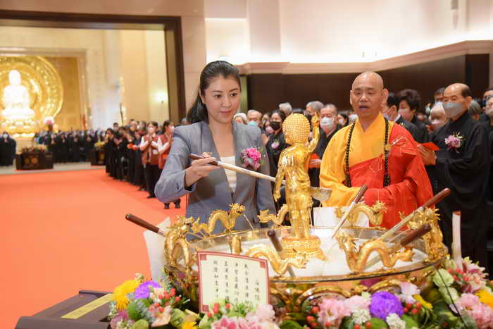 中台禪寺萬人浴佛 許淑華縣長禮佛感謝中台山
