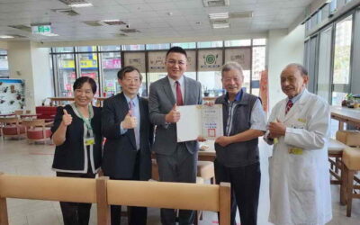 中國醫藥大學校友李春興博士攜手秀傳醫療體系合作發表養生保健「慢性胃炎創新療法」,並創新研發改良型「俯臥位通氣健康床」通過美國發明專利