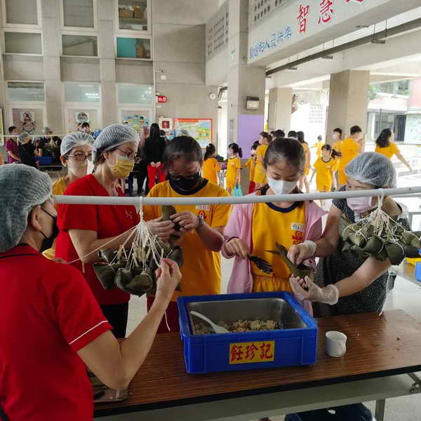 中市大秀粽葉飄香 老幼攜手包粽傳溫情1