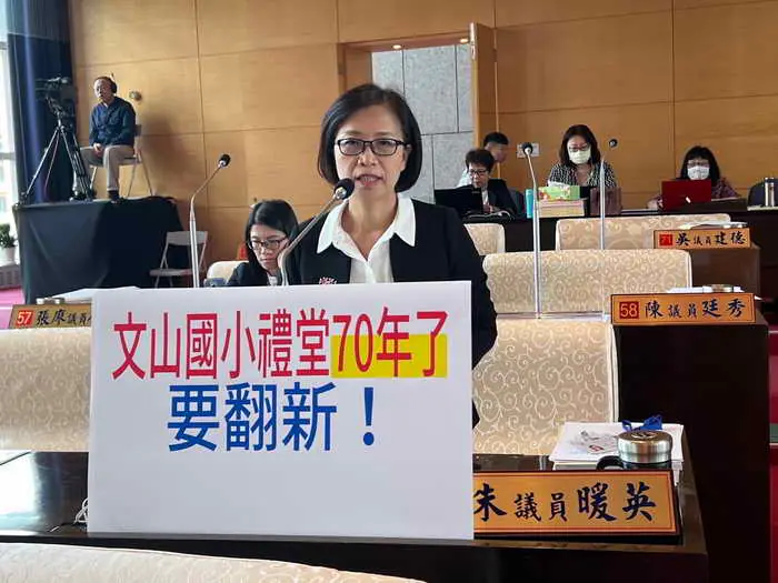 中市府翻新校園環境 小至更新課桌椅 大到興建禮堂 朱暖英1