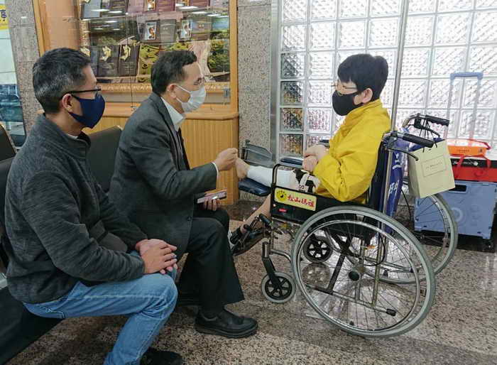 中市府親赴探視傷者周女士 獲住戶同意後騎樓已改善完成1