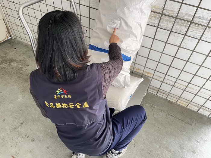 中市食安處再查獲問題辣椒粉 龍井區食品廠豬肉乾等成品6