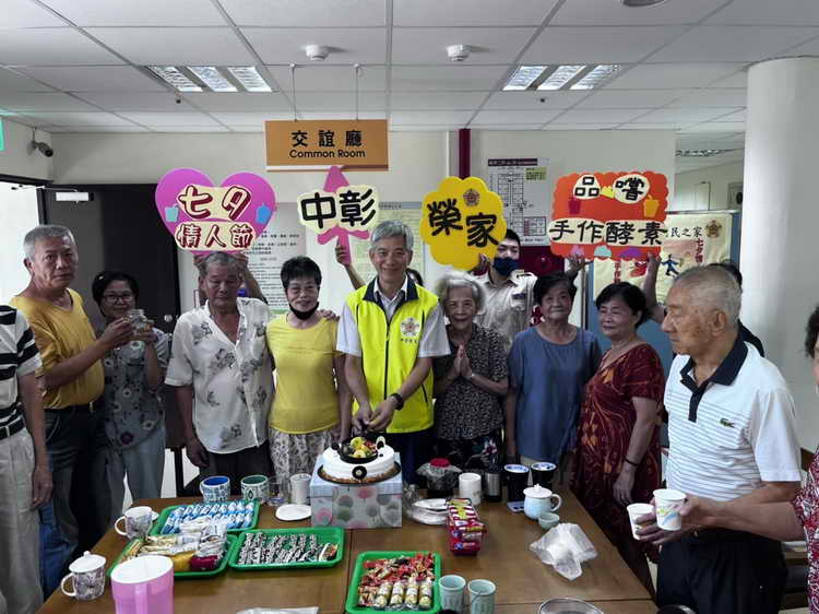 中彰榮家七夕長輩歡飲自製酵素 夫妻笑嘗巧克力1