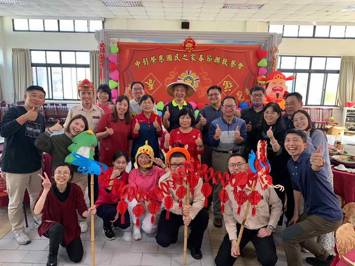 中彰榮家春節聯歡餐敘 龍騰虎躍摸彩迎金龍