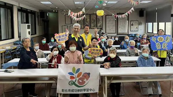 中彰榮家笑瑜伽 住民長輩樂開懷1