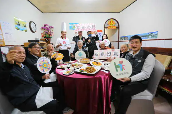 中榮歲末送暖老榮民 愛心年菜送到家1