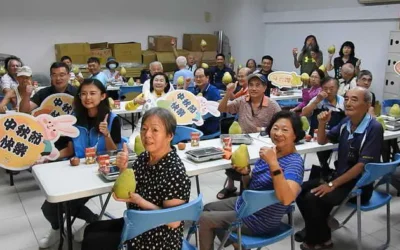 中秋節之到來縣長張麗善及斗六市長分別致贈在長青食堂共餐之長輩每人一個文旦還貼上佳節愉快讓長輩非常窩心