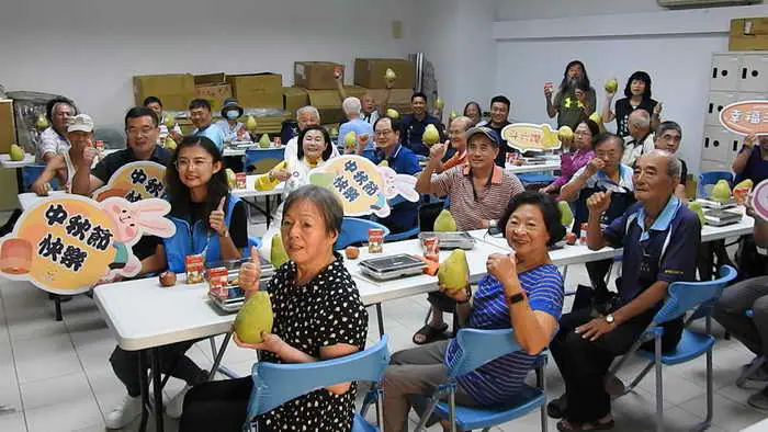 中秋節之到來縣長張麗善及斗六市長分別致贈在長青食堂共餐之長輩每人一個文旦還貼上佳節愉快讓長輩非常窩心1