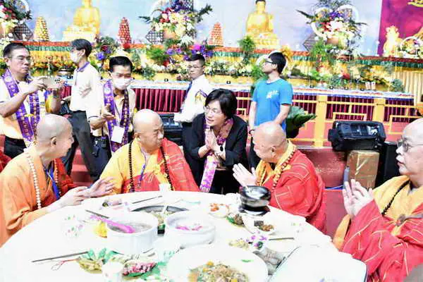 中部全國供佛齋僧大會 近2萬人在彰化縣立體育館祈福1