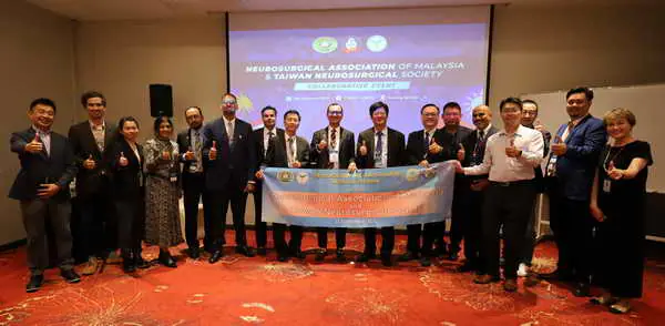 中醫大三醫師受邀馬國演講簽署MOU1