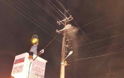中颱小犬和東北季風鹽塵聯手夾擊彰化西濱沿海 台電搶修不停歇