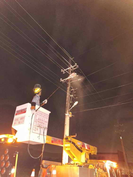 中颱小犬和東北季風鹽塵聯手夾擊彰化西濱沿海 台電搶修不停歇