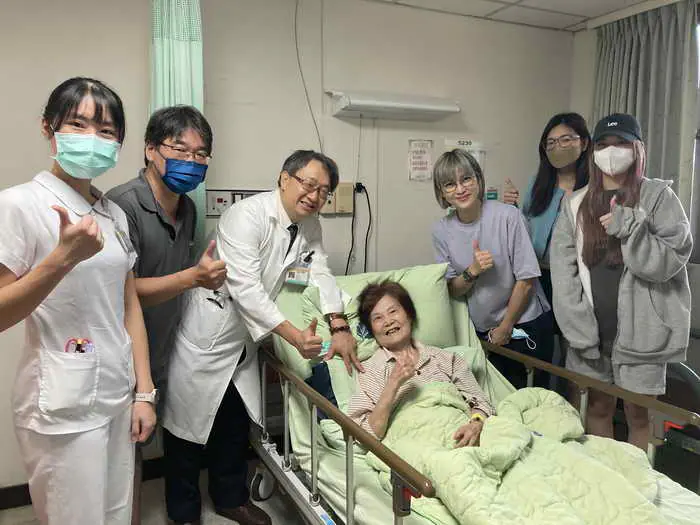 八旬婦倒臥路邊 出手相救的陌生路人竟是南投醫院院長1