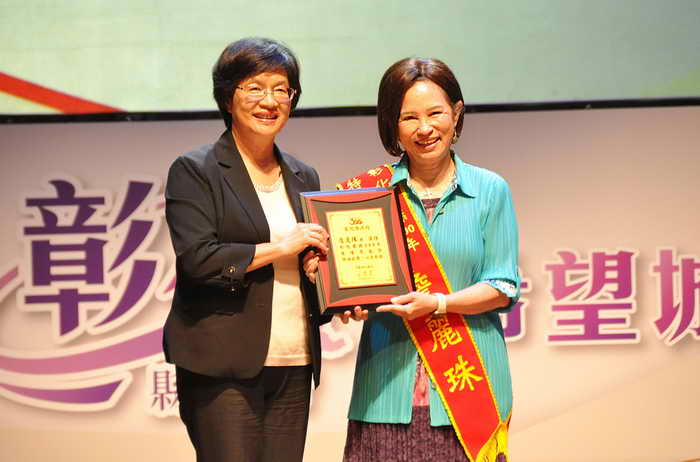 切膚之愛基金會執行長詹麗珠深耕失智照顧 獲頒彰化建縣300特殊貢獻獎