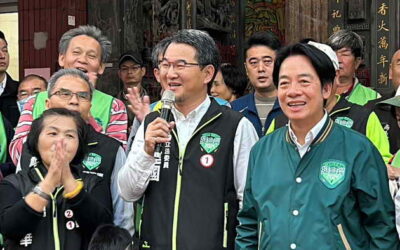 劉建國在縣議員曾博鴻、張庭綺、張維崢等多人陪同下在大學路及文化路口向路過車輛人員致意