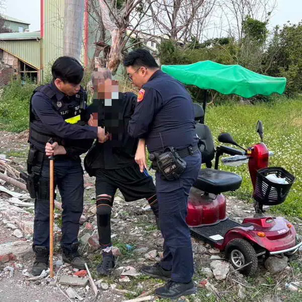 化身人肉千斤頂 斗六警烈日下徒手扛人車助老翁脫困1