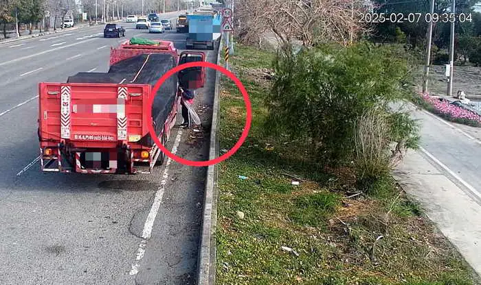 北斗交流道環境髒亂獲改善彰縣環保局與埤頭鄉公所聯手查緝違規棄置廢棄物1