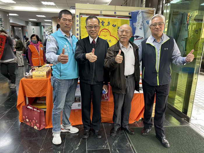 十二位名家揮毫贈春聯 好運龍來賀新年1