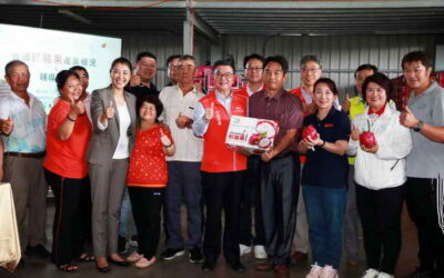 卓榮泰院長訪視紅龍果外銷供果園 與果農話家常品好果