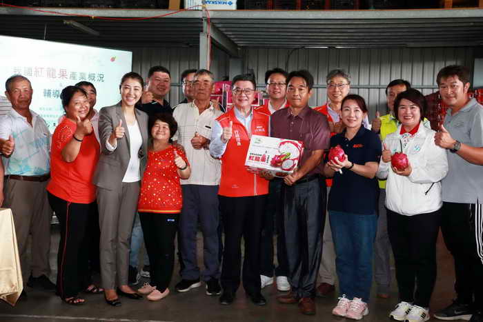 卓榮泰院長訪視紅龍果外銷供果園 與果農話家常品好果1