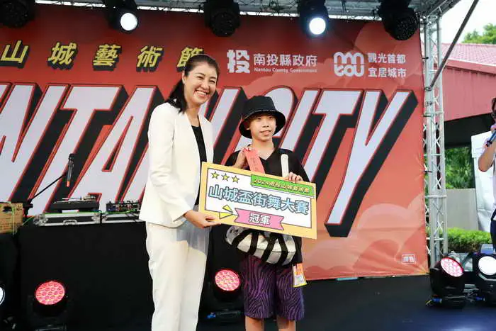 南投山城藝術節嘻哈不夜城竹山開唱 許縣長為街舞比賽頒獎1