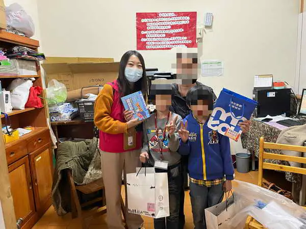 南投毒防中心兒童節送暖 助藥癮者子女安心學習