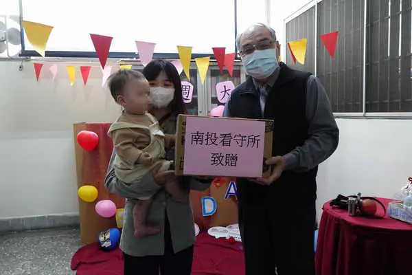 南投看守所舉辦攜子入監慰問品致贈暨抓周活動1