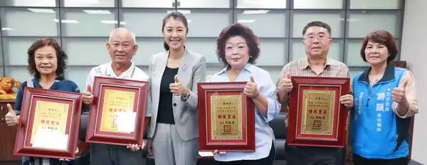 南投縣四位村里長獲內政部表揚 許淑華縣長頒獎牌祝賀
