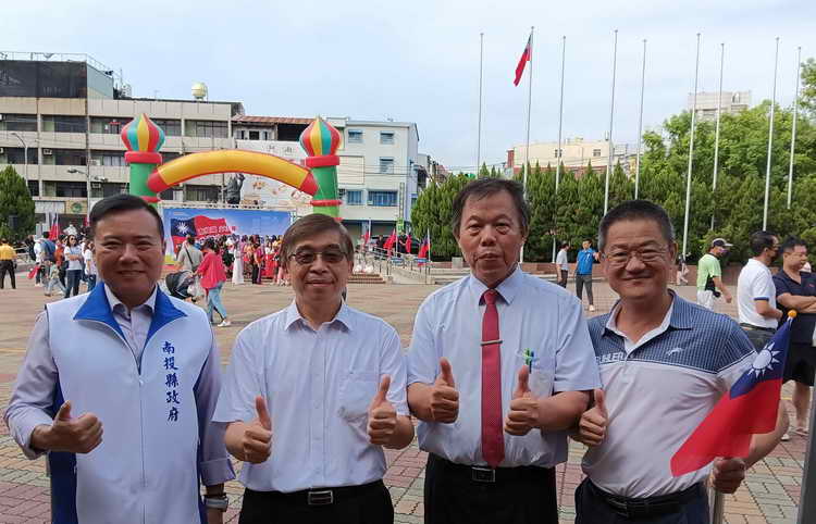 南投縣國慶升旗典禮 民眾擠爆會場 高喊中華民國生日快樂1