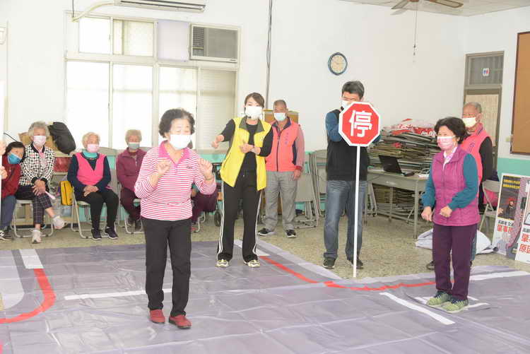 南投縣府結合村里及路老師加強宣導高齡者交通安全1