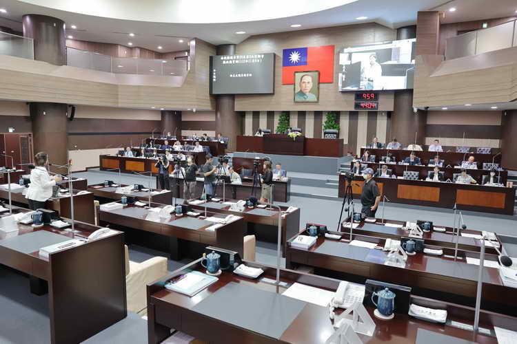 南投縣議員林友友關心瑞隆瀑布觀光風景區向南投縣縣政府提出一連串問題質詢