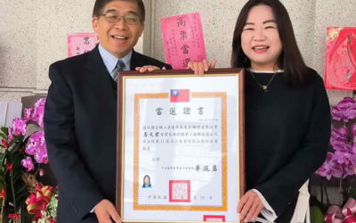 南投縣選舉委員會主任委員洪瑞智頒贈馬文君 游顥立委當選證書