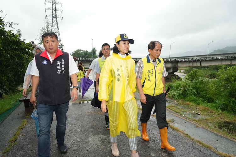 南投縣長許淑華埔里守城橋勘災 仁愛鄉以搶通中斷道路為要務1