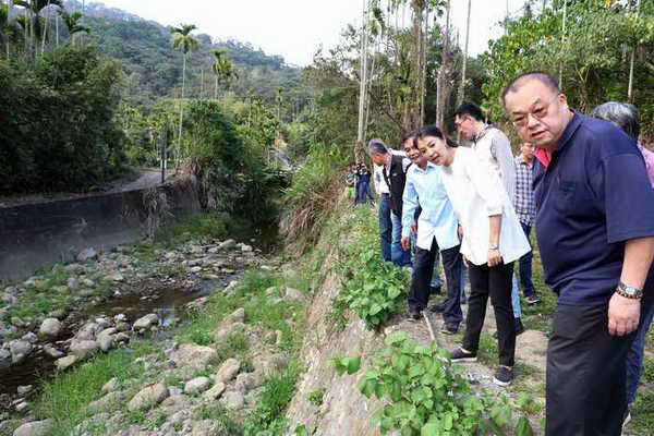 南投縣長許淑華會勘鹿谷鄉陳情案 簽核近1千200萬元道路等改善工程1