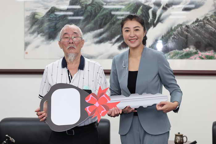南投縣長許淑華見證石龍宮福德會贈社福機構交通車1