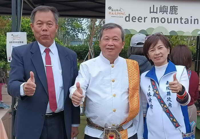 南投縣長許淑華身穿奧黛走秀SHOW文化 宣示當新住民靠山1