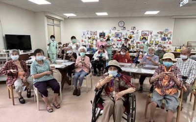 南投醫院興光日照過中秋 長輩DIY綠豆糕樂趣多