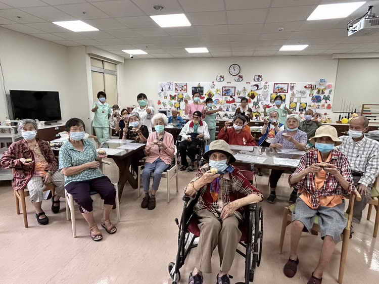 南投醫院興光日照過中秋 長輩DIY綠豆糕樂趣多1