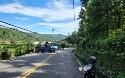 南投魚池鄉貨車撞斷電桿 造成431戶停電 台電緊急派員搶修已全數恢復供電