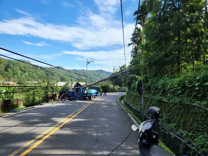 南投魚池鄉貨車撞斷電桿 造成431戶停電 台電緊急派員搶修已全數恢復供電