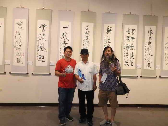 原甫流彩水墨畫展茶會高朋滿座大師現場揮毫3幅流彩畫深受讚賞1