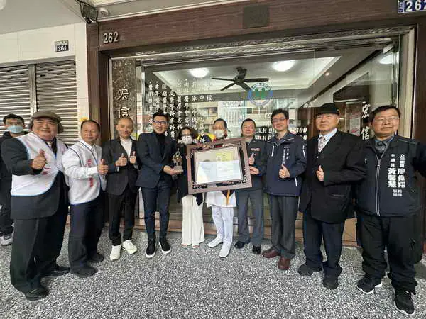 台中之光奇蹟醫師陳衛華 榮獲全球熱愛生命獎章