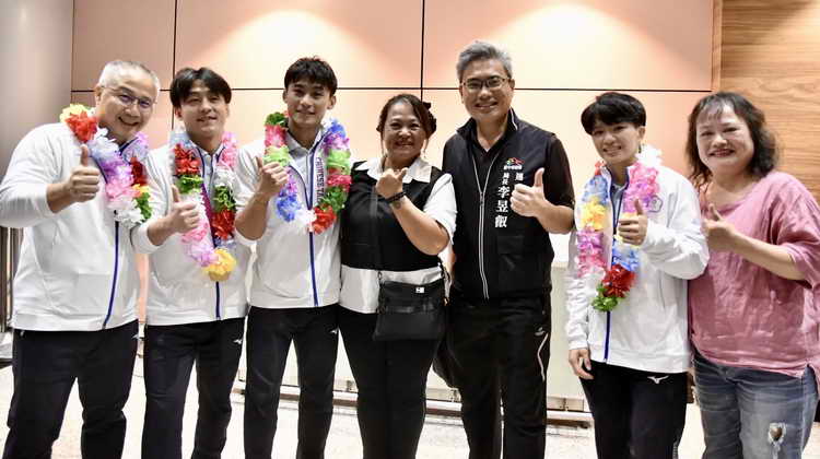 台中之光楊勇緯光榮返國 運動局長與家人歡慶接機