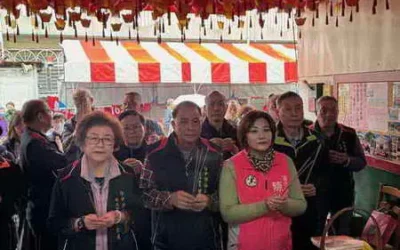 台中市南區國光里福正宮管委會提供熱騰騰湯圓與名師現場揮毫寫春聯及手繪年畫洋溢年節溫馨氛圍