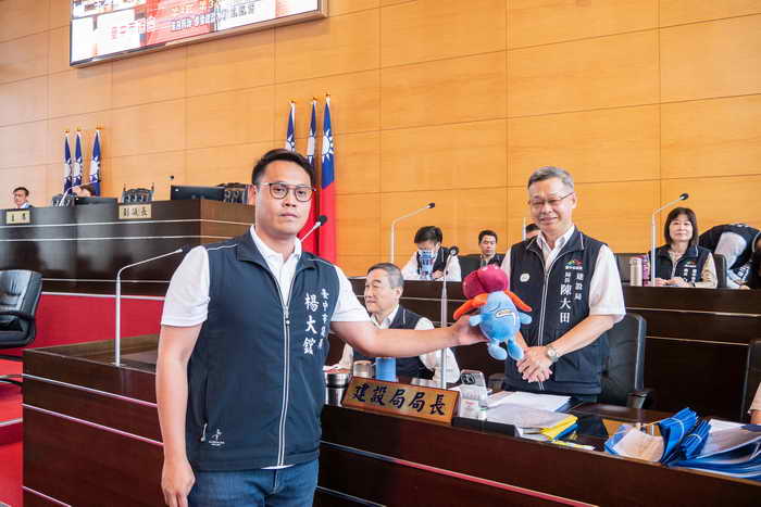 台中市議員楊大鋐質疑掌葉蘋婆樹惡臭問題許久