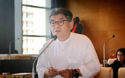 台中市議會李中要求文化局應確保能邀請到有聲量或知名的藝術家與作品參展,要讓綠美圖一炮而紅