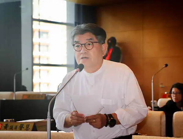 台中市議會李中要求文化局應確保能邀請到有聲量或知名的藝術家與作品參展