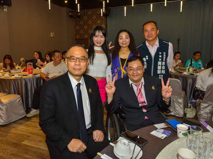 台傳媒理事長周錫鴻前些日才受頒全國365行優秀達人又受聘台灣新住民兩岸新思路經貿文化協會最高顧問頭銜大家皆恭喜他2